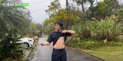 Kian84, boasts clear king-like abs