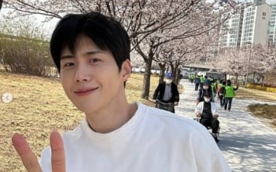 Kim Seon-ho, a classic moment of a handsome man full of spring scent