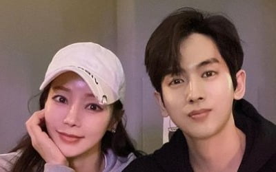 Mina takes selfies wearing a couple look with Philip Ryu, 17 years her junior