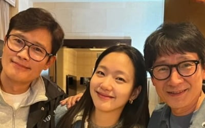 Kim Go-eun met with Oscar Best Supporting Actor winner Ki Hoi Kwan