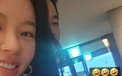 Hwang Jeong-eum, one frame with Lee Young-don