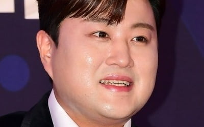 'Pavarotti' Kim Ho-jung goes on stage at 'Exciting Happiness Concert'