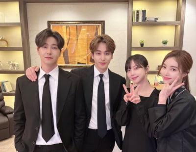 Oh Chang-seok smiles brightly next to fellow actresses