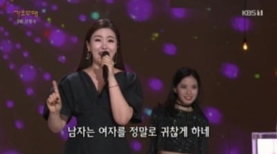 Choi Ye-jin passionately sings 'Men Annoy Women' on the music stage