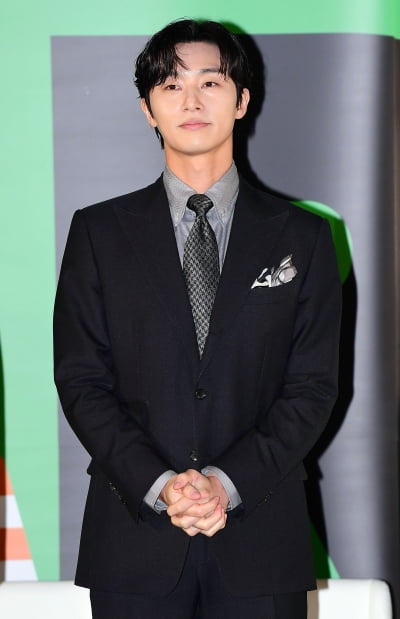 'Dream' Park Seo-joon "There is a lot of acting where I argue with IU"