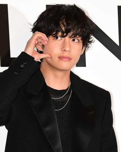 BTS V selected as the world's most handsome man