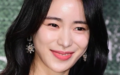 Lim Ji-yeon renews her contract with her current agency, Artist Company.