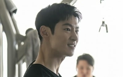Lee Je-hoon, colorful tattoo on his bicep