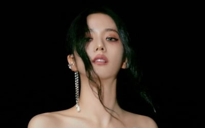 Blackpink Jisoo sells 870,000 copies of 'ME' in one day