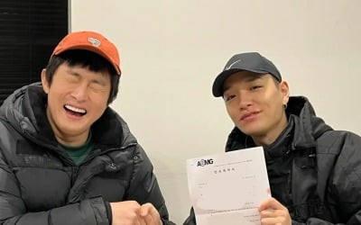 Kian84, who went to AOMG, shakes hands with Simon D of Hansotbap