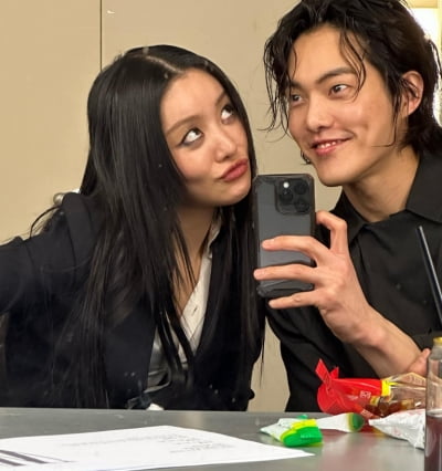 Kim Geon-woo, flirting with Cha Joo-young?