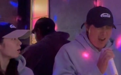 'Newlywed' T-ara Jiyeon goes out to karaoke wearing a couple's hat