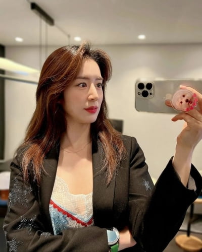 Min Hye-yeon, OOTD asking if she was wearing pajamas