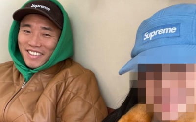 Gary shows off his couple ring to celebrate his 6th wedding anniversary