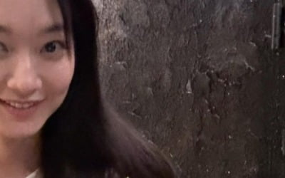 Shin Min-ah, 'bright' after receiving a birthday bouquet