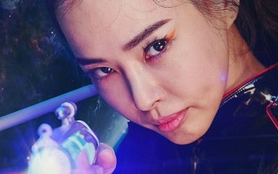 Top star Lee Ha-nui falls into the abyss due to a catastrophe.