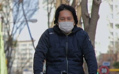 Yoon Ki-won, a new father, goes to school for the first time with his 12-year-old son