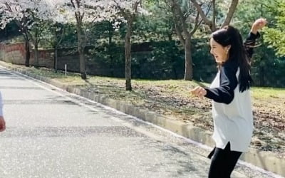 Kang Kyung-heon throws cherry blossom leaves at 'senior' Jeon No-min