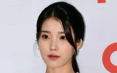 What does the IU ransom controversy have to do with Kakao Entertainment's listing?