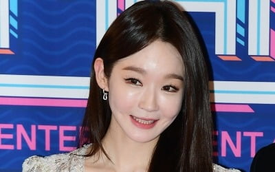 Kang Min-kyung gives '700,000 won headset' as a gift to all employees