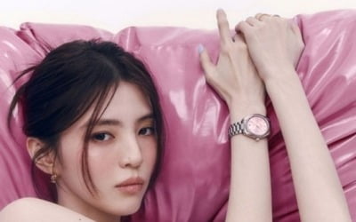 Han So-hee, holding a pillow, dreamy and chic beauty