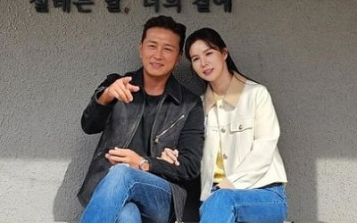 Jin Tae-hyun, Park Si-eun's husband who holds her hand tightly again today
