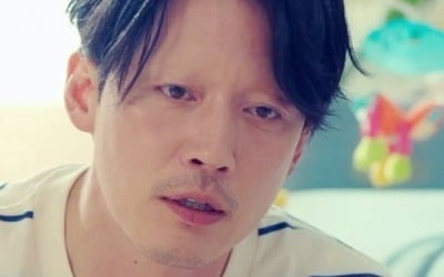 Jang Hyuk shaved off all his eyebrows, "It was a challenge for me."