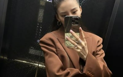 Irene shows off the luxury bag she received from her mother