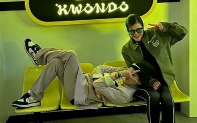 G-Dragon leans on a Japanese woman's knee for natural skinship