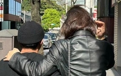 Jo Se-ho, street date holding straight hair woman's waist?