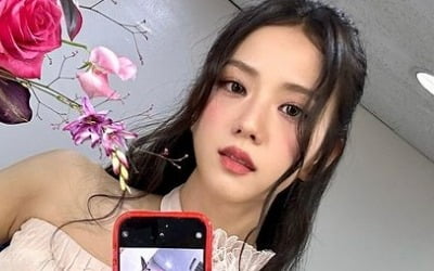 Blackpink's Jisoo wins first place and 6 awards with her first solo song 'Flower'