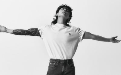 BTS Jungkook, languid sexy beauty complete with T-shirt and jeans