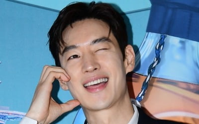 Lee Je-hoon donates all 'You Quiz' prize money to KAFA