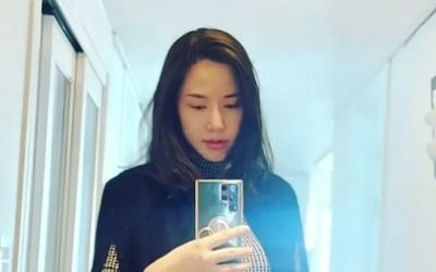 Gong Hyun-joo, 28 weeks pregnant with twins