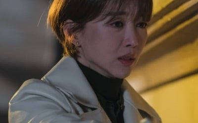 Jang Hee-jin, driven to the edge of a cliff, even picks up a gun.