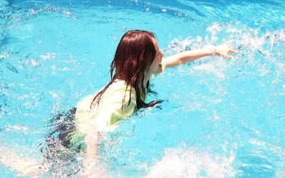 Jeon So-min jumped into the swimming pool to win coins