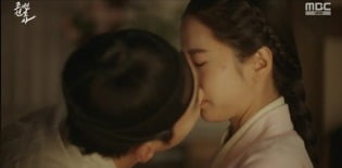 Woo Do-hwan and Bona share a heart-fluttering kiss