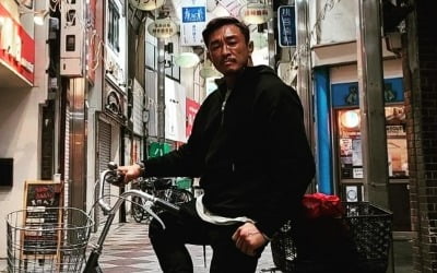 Choo Sung-hoon rides his mother's bicycle after his father's sudden death