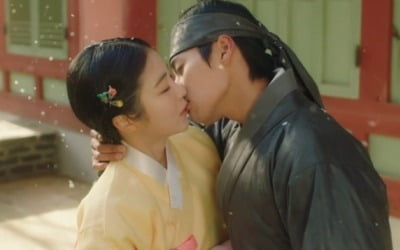 Shin Ye-eun and Ryeowoon captured kissing in 'Flower Scholar's Lover'
