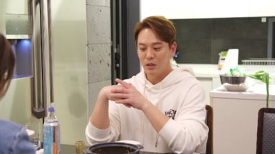 Yongjun Kim, travels to Jeju to meet a girl, dates at accommodation