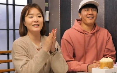Jang Jeong-yoon gives a luxury bag and cash to her mother-in-law on her birthday
