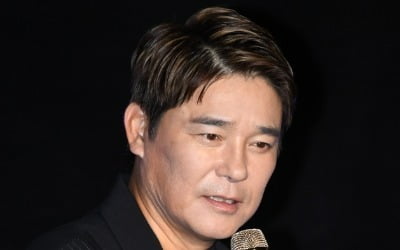 Lim Chang-jeong and Ra Deok-yeon accompany each other when signing a contract for a golf course in California.
