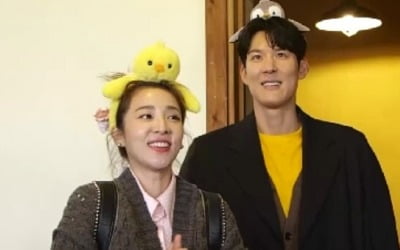 Park Tae-hwan and Sandara Park on an amusement park date