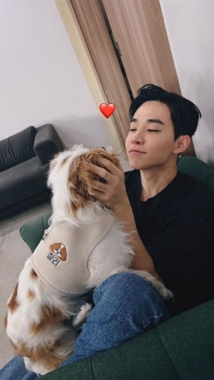 Global artist 'Henry' presents a warm meal to children at his fan cafe