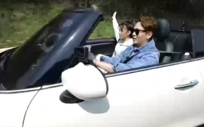 Yongjun Kim, dating a girl in an convertible car on Jeju Island