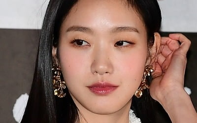 Kim Go-eun donates 50 million won to a patient
