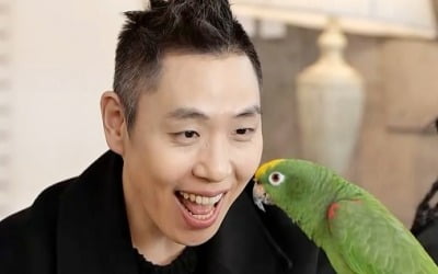 Lee Eun-gyeol meets the parrot, an 'appearance judge' who shot a commercial with BTS