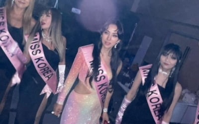 Hyori Lee, transformed into Miss Korea, revealing a small amount of waist