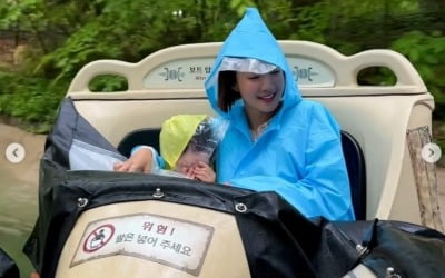 Lee Si-young, rainy Children's Day amusement park performance