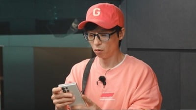 Yoo Jae-seok calls Jeon Do-yeon, his classmate at Seoul Institute of the Arts, during filming